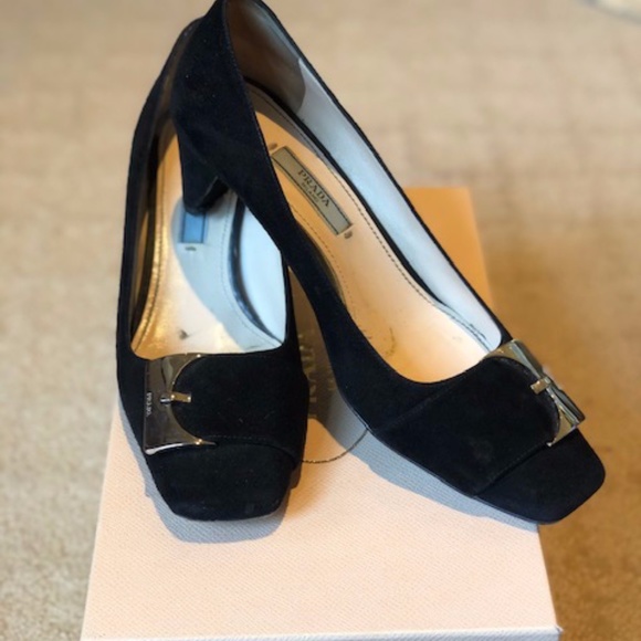 Prada Black Pumps!